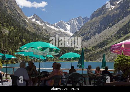 Taking refreshments overlooking the beautiful Lac de Gaube in the French Pyrénées Stock Photo