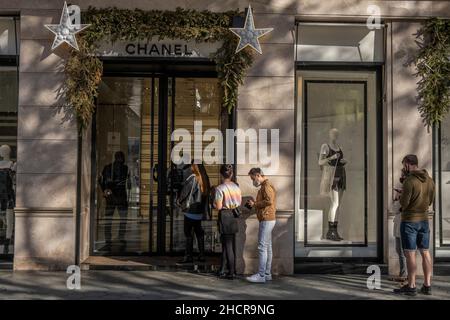 Chanel store europe 2021 hi-res stock photography and images - Alamy