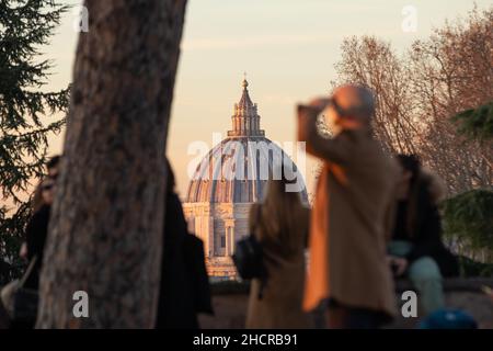 Rome, Italy. 31st Dec, 2021. Tourists observe St. Peter's Dome at sunset from Piazzale Garibaldi on Janiculum Hill, on December 31, 2021 (Credit Image: © Matteo Nardone/Pacific Press via ZUMA Press Wire) Credit: ZUMA Press, Inc./Alamy Live News Stock Photo