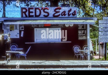 1990 archive photograph of Red's Eats lobster shack in Wiscasset, Maine. Stock Photo