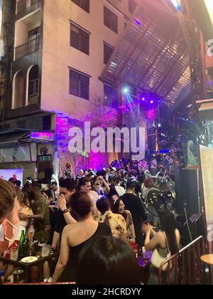 Bangkok, Thailand. 31st Dec, 2021. Tens of thousands of locals and tourists celebrate New Year's Eve in the famous backpacker mile Khaosan Road in Bangkok. Thailand is one of the few long-distance destinations where numerous tourists are currently staying. Credit: Carola Frentzen/dpa/Alamy Live News Stock Photo
