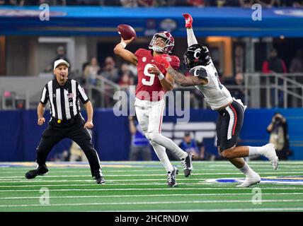 Texas, USA. 31st Dec, 2021. December 31, 2021: Alabama Crimson Tide quarterback Bryce Young (9) is forced to pass the ball as he is pressured by Cincinnati Bearcats linebacker Deshawn Pace (20) during the Cotton Bowl Classic Football Game between the University of Cincinnati Bearcats and the University of Alabama Crimson Tide at AT&T Stadium in Arlington, TX Albert Pena/CSM Credit: Cal Sport Media/Alamy Live News Stock Photo