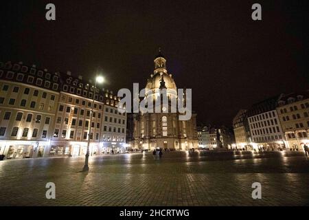 Dresden, Germany. 01st Jan, 2022. Only a few people are in front of the Frauenkirche in Dresden on the Neumarkt. Several hundred people usually meet here during the day. Credit: Daniel Schäfer/dpa-Zentralbild/dpa/Alamy Live News Stock Photo