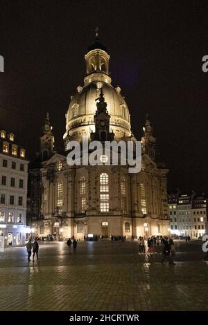 Dresden, Germany. 01st Jan, 2022. Only a few people are in front of the Frauenkirche in Dresden on the Neumarkt. Several hundred people usually meet here during the day. Credit: Daniel Schäfer/dpa-Zentralbild/dpa/Alamy Live News Stock Photo