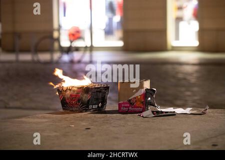 Dresden, Germany. 01st Jan, 2022. One of two New Year's Eve fire batteries is on fire. These were previously ignited not far from the historic Frauenkirche. Credit: Daniel Schäfer/dpa-Zentralbild/dpa/Alamy Live News Stock Photo