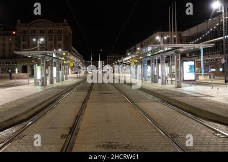 Dresden, Germany. 01st Jan, 2022. The empty bus and tram stop Am Altmarkt in Dresden. Many people came out of the house just before midnight to celebrate. Credit: Daniel Schäfer/dpa-Zentralbild/dpa/Alamy Live News Stock Photo