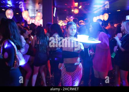 Revellers at Players Bar in Birmingham during New Year's Eve celebrations. Picture date: Saturday January 1, 2022. Stock Photo