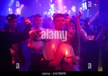 Revellers at Players Bar in Birmingham during New Year's Eve celebrations. Picture date: Friday December 31, 2021. Stock Photo