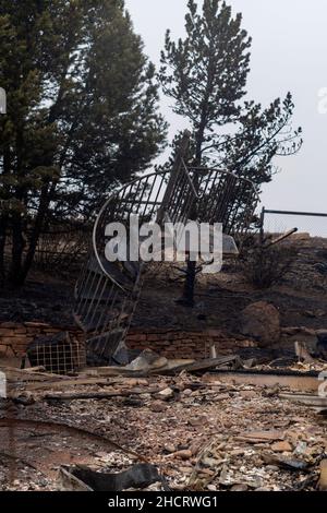 Louisville, Colorado, USA. 31st Dec, 2021. Aftermath in the neighborhood between Harper Lake and S Centennial Parkway in Louisville, CO following the Marshall Fire that spread rapidly into Louisville and Superior, CO on Dec 31, 2021. (Credit Image: © Carl Glenn Payne/ZUMA Press Wire Service) Stock Photo