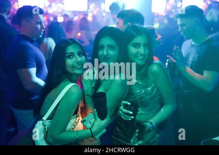 Revellers at Players Bar in Birmingham during New Year's Eve celebrations. Picture date: Friday December 31, 2021. Stock Photo