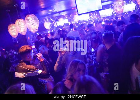 Revellers at Players Bar in Birmingham during New Year's Eve celebrations. Picture date: Friday December 31, 2021. Stock Photo