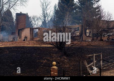 Louisville, Colorado, USA. 31st Dec, 2021. Aftermath in the neighborhood between Harper Lake and S Centennial Parkway in Louisville, CO following the Marshall Fire that spread rapidly into Louisville and Superior, CO on Dec 31, 2021. (Credit Image: © Carl Glenn Payne/ZUMA Press Wire Service) Stock Photo