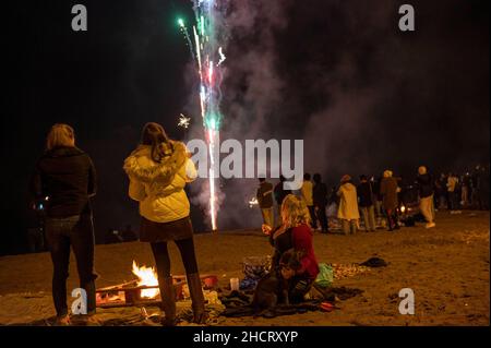 Edinburgh Scotland, UK. January 1st 2022. Hogmanay 2021 / 2022: New Years Eve celebrations on Portobello Beach, Edinburgh. Residents of EdinburghÕs seaside lit bonfires and saw in the new year with friends on the beach Stock Photo