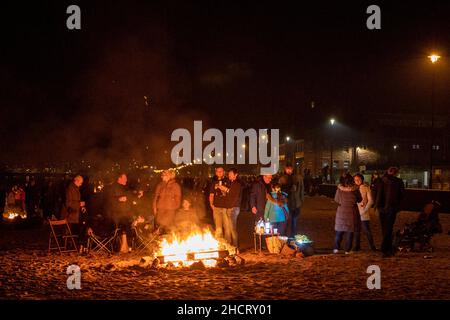 Edinburgh Scotland, UK. January 1st 2022. Hogmanay 2021 / 2022: New Years Eve celebrations on Portobello Beach, Edinburgh. Residents of EdinburghÕs seaside lit bonfires and saw in the new year with friends on the beach Stock Photo