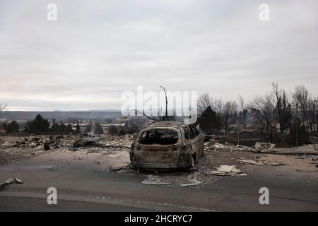 Louisville, Colorado, USA. 31st Dec, 2021. A scorched car is burnt out in the aftermath in the neighborhood between Harper Lake and S Centennial Parkway following the Marshall Fire that spread rapidly. (Credit Image: © Carl Glenn Payne/ZUMA Press Wire Service) Stock Photo