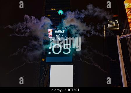 New York, USA. 31st Dec, 2021. The ball drops to enter the new year during New Year's Eve celebrations in Times Square on January 1, 2022 in New York City. (Photo by Ryan Rahman/Pacific Press) Credit: Pacific Press Media Production Corp./Alamy Live News Stock Photo