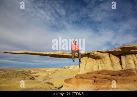 Tourist on King of Wing, amazing rock formations in Ah-shi-sle-pah wilderness study area, New Mexico USA Stock Photo