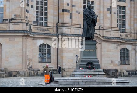 Dresden, Germany. 01st Jan, 2022. Employees of the Dresden City Sanitation Department are busy cleaning up after New Year's Eve on Neumarkt in front of the Frauenkirche. Because public events were largely banned in Saxony at the turn of the year and the burning of fireworks was only permitted in private areas, there was little rubbish in contrast to previous years. Credit: Matthias Rietschel/dpa/Alamy Live News Stock Photo