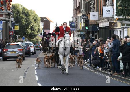 Maldon Essex, UK. 1st Jan, 2022. The Essex with Farmers and Union Hunt parade along Maldon High Street for their annual New years day meeting. Postponed in 2021 due to Covid-19 restrictions the Hunt returned to packed streets as well wishers and Anti-Hunt protesters from the group Action Against Foxhunting lined the main road through the Essex Town. Credit: MARTIN DALTON/Alamy Live News Stock Photo