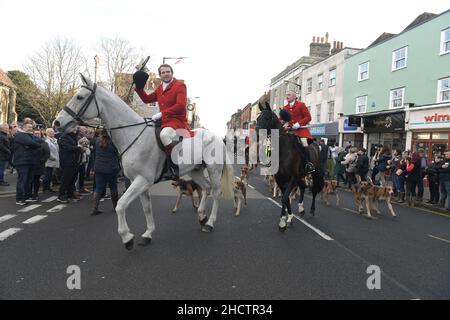 Maldon Essex, UK. 1st Jan, 2022. The Essex with Farmers and Union Hunt parade along Maldon High Street for their annual New years day meeting. Postponed in 2021 due to Covid-19 restrictions the Hunt returned to packed streets as well wishers and Anti-Hunt protesters from the group Action Against Foxhunting lined the main road through the Essex Town. Credit: MARTIN DALTON/Alamy Live News Stock Photo