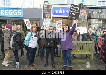 Maldon Essex, UK. 1st Jan, 2022. The Essex with Farmers and Union Hunt parade along Maldon High Street for their annual New years day meeting. Postponed in 2021 due to Covid-19 restrictions the Hunt returned to packed streets as well wishers and Anti-Hunt protesters from the group Action Against Foxhunting lined the main road through the Essex Town. Credit: MARTIN DALTON/Alamy Live News Stock Photo