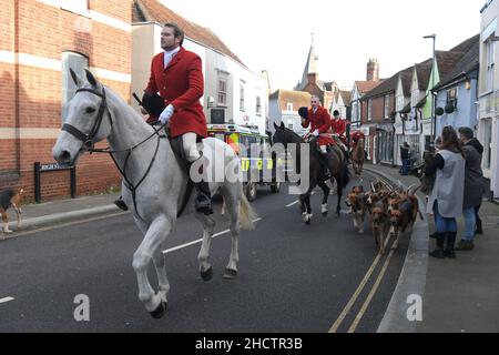 Maldon Essex, UK. 1st Jan, 2022. The Essex with Farmers and Union Hunt parade along Maldon High Street for their annual New years day meeting. Postponed in 2021 due to Covid-19 restrictions the Hunt returned to packed streets as well wishers and Anti-Hunt protesters from the group Action Against Foxhunting lined the main road through the Essex Town. Credit: MARTIN DALTON/Alamy Live News Stock Photo