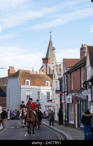 Maldon Essex, UK. 1st Jan, 2022. The Essex with Farmers and Union Hunt parade along Maldon High Street for their annual New years day meeting. Postponed in 2021 due to Covid-19 restrictions the Hunt returned to packed streets as well wishers and Anti-Hunt protesters from the group Action Against Foxhunting lined the main road through the Essex Town. Credit: MARTIN DALTON/Alamy Live News Stock Photo