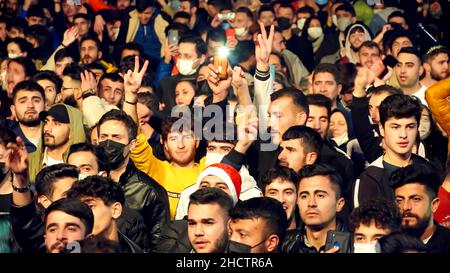 Izmir, Turkey. 31st Dec, 2021. Crowded people celebrated New Year's Eve with the music and laser show entertainment by Izmir Municipality and have welcomed 2022 in Cumhuriyet Square in Izmir, Turkey. Credit: İdil Toffolo/Alamy Live News Stock Photo