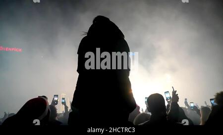 Izmir, Turkey. 31st Dec, 2021. Crowded people celebrated New Year's Eve with the music and laser show entertainment by Izmir Municipality and have welcomed 2022 in Cumhuriyet Square in Izmir, Turkey. Credit: İdil Toffolo/Alamy Live News Stock Photo