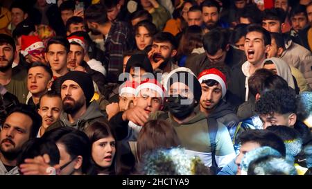 Izmir, Turkey. 31st Dec, 2021. Crowded people celebrated New Year's Eve with the music and laser show entertainment by Izmir Municipality and have welcomed 2022 in Cumhuriyet Square in Izmir. (Photo by Idil Toffolo/Pacific Press) Credit: Pacific Press Media Production Corp./Alamy Live News Stock Photo