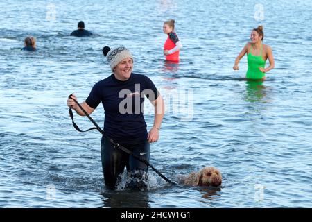 Edinburgh Scotland, UK January 01 2022. WEATHER:UK: With record breaking temperatures for this time of year thousands of people flock to Portobello Beach to celebrate New Years Day. credit sst/alamy live news Stock Photo