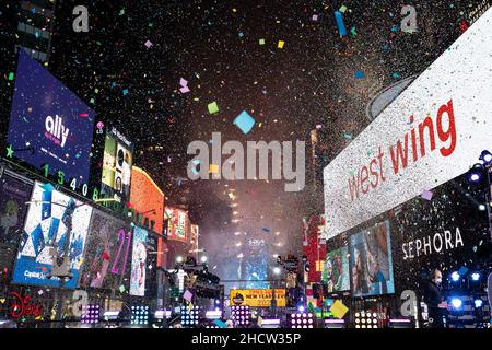 New York, USA. 01st Jan, 2022. Confetti falls at midnight for the New Year's Eve celebration on New Years Day in Times Square in New York City on Saturday, January 1, 2022. Photo by Gabriele Holtermann/UPI Credit: UPI/Alamy Live News Stock Photo