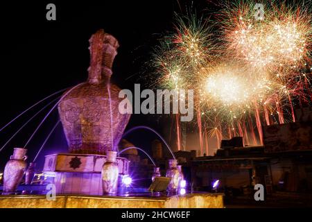 Mosul, Iraq. 31st Dec, 2021. View of fireworks exploding over the monument of the Mosul Jug in the old town of ??the city of Mosul during the New Year celebrations. (Photo by Ismael Adnan/SOPA Images/Sipa USA) Credit: Sipa USA/Alamy Live News Stock Photo