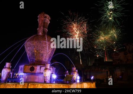 Mosul, Iraq. 31st Dec, 2021. View of fireworks exploding over the monument of the Mosul Jug in the old town of ??the city of Mosul during the New Year celebrations. Credit: SOPA Images Limited/Alamy Live News Stock Photo