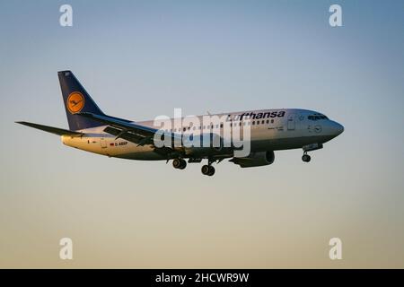 Warsaw, Poland - 07 august 2008: German airlines Luftahansa jet airplane Boeing 737-300 approach landing at airport Stock Photo