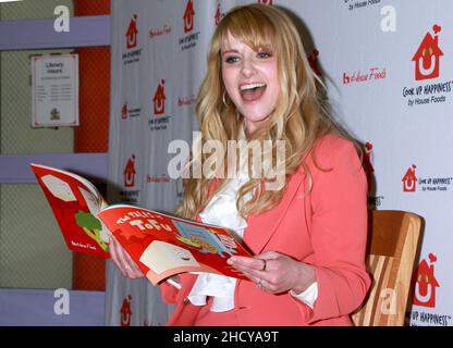 New York NY 20190415 Melissa Rauch Reading Her Children s Book With new-york-ny-20190415-melissa-rauch-reading-her-children-s-book-with