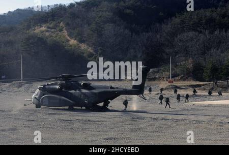 Republic of Korea Marines assigned to the Vanguards of Helicopter Mine Countermeasures Squadron 14. (32536598325). Stock Photo