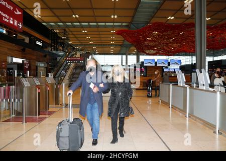 Bonnie Tyler mit Ehemann Robert Sullivan bei der Abreise am Flughafen Berlin Brandenburg „Willy Brandt“. Berlin,01.01.2022 Stock Photo