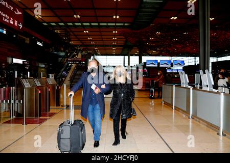 Bonnie Tyler mit Ehemann Robert Sullivan bei der Abreise am Flughafen Berlin Brandenburg „Willy Brandt“. Berlin,01.01.2022 Stock Photo