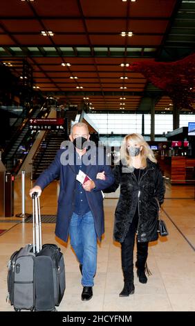 Bonnie Tyler mit Ehemann Robert Sullivan bei der Abreise am Flughafen Berlin Brandenburg „Willy Brandt“. Berlin,01.01.2022 Stock Photo