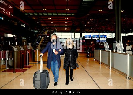 Bonnie Tyler mit Ehemann Robert Sullivan bei der Abreise am Flughafen Berlin Brandenburg „Willy Brandt“. Berlin,01.01.2022 Stock Photo