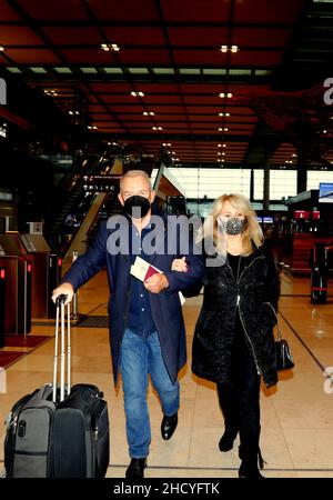 Bonnie Tyler mit Ehemann Robert Sullivan bei der Abreise am Flughafen Berlin Brandenburg „Willy Brandt“. Berlin,01.01.2022 Stock Photo