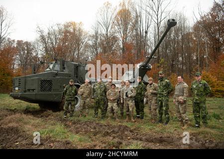 U.S. Soldiers and Airmen observe a mobile artillery demonstration by the Swedish Armed Forces on Nov. 15, 2021, at Camp Atterbury, IN. Service members from across the country provided operational support, physical security, and force health protection enforcement during the Joint Staff sponsored Coalition Capability Demonstration and Assessment event Bold Quest 21.2 held at Camp Atterbury and Mascatatuck Urban Training Center, Indiana, Oct. 18 through Nov. 18. 2021. (U.S. Air National Guard photo by Staff Sgt. Bryan Myhr) Stock Photo