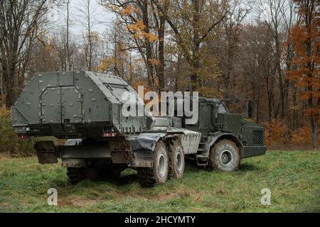 A Swedish Armed Forces highly mobile Archer Artillery System gets into position to fire on Nov. 15, 2021, at Camp Atterbury, IN. Service members from across the country provided operational support, physical security, and force health protection enforcement during the Joint Staff sponsored Coalition Capability Demonstration and Assessment event Bold Quest 21.2 held at Camp Atterbury and Mascatatuck Urban Training Center, Indiana, Oct. 18 through Nov. 18. 2021. (U.S. Air National Guard photo by Staff Sgt. Bryan Myhr) Stock Photo