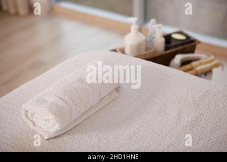 https://l450v.alamy.com/450v/2hd1hne/cropped-close-up-of-a-clean-white-towel-on-massage-table-at-spa-center-2hd1hne.jpg