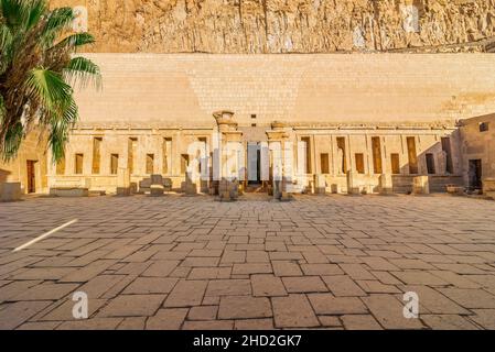 Hall with statues and columns in Hatshepsut temple, Egypt Stock Photo