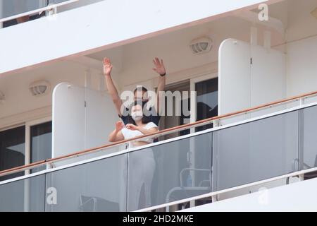 Rio de Janeiro, Brazil. 2nd Jan, 2022. Passengers wave from a cabin on the MSC Preziosa cruise ship as it arrives in Rio with about 20 cases of COVID-19 aboard. According to the Municipal Health Department of Rio, all those infected and people who had contact with them are in isolation on board. (Credit Image: © Jose Lucena/TheNEWS2 via ZUMA Press Wire) Stock Photo