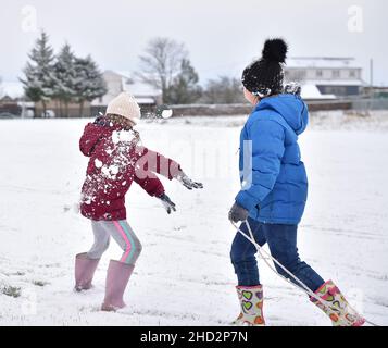 Pictured: Sisters Kerry Anne (7) and Jessica McBeth (9) from Armadale have some fun in the snow.  The first falls of snow in central Scotland meant fun in the snow for kids in Armadale, West Lothian.  (c) Dave Johnston Stock Photo