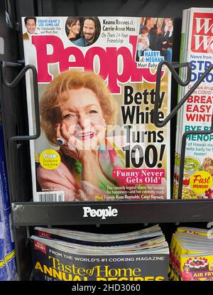 PEOPLE Magazine January 2022 MINT No label Newsstand BETTY WHITE TURNS 100 