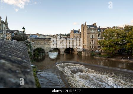 Pulteney Bridge and the V-shaped Pulteney Weir on the River Avon at sunset in the historic city of Bath, Somerset, England, UK Stock Photo